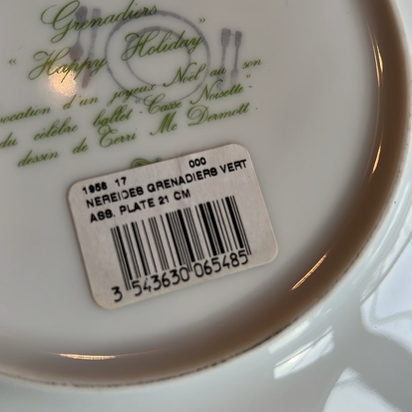Bernardaud LIMOGES, France Happy Holidays Grenandiers NEW salad plate. 1 of 8. - Picture 5 of 5